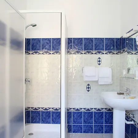 瑟瑞达纳酒店 酒店